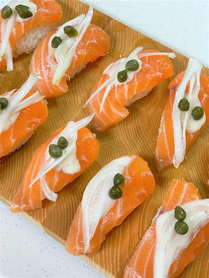 Sushi cá hồi (Salmon Sushi)